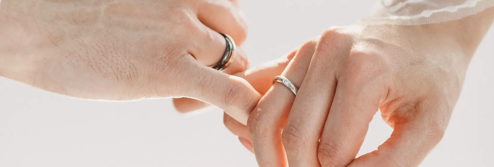 liebe-und-zartlichkeit-den-gekreuzten-handen-des-paares-2